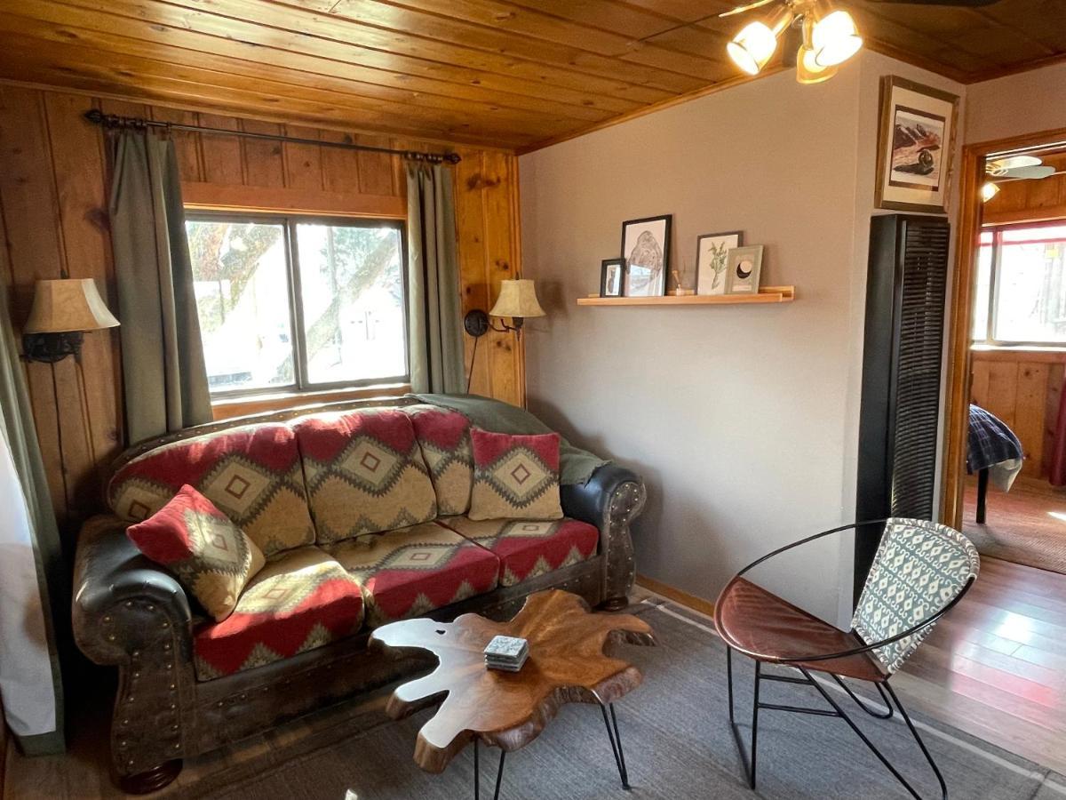 Lava Hideout Cabins 熔岩温泉村 外观 照片